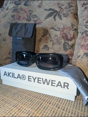 Akila Black Rectangular Women’s Sunglasses – Glossy Fashion Frame
